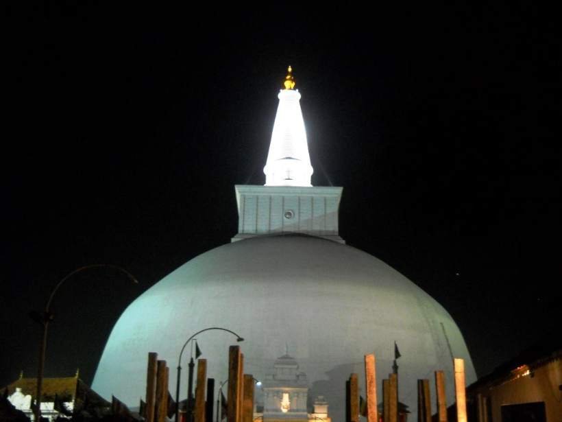 Ruwanwelisaya Stupa at night