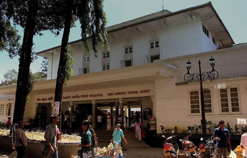 Kandy Municipal Central Market. Half an hour of ordinary Sri Lankan life, in the middle of town.